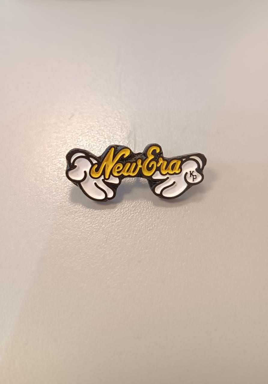 Pin New Era Script Mickey Hands amarillo