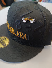 Cargar imagen en el visor de la galería, Pin New Era Script Mickey Hands amarillo
