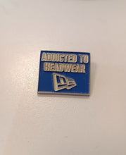 Cargar imagen en el visor de la galería, Pin Addicted To Headwear New Era Azul/Glow In The Dark
