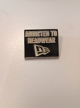 Cargar imagen en el visor de la galería, Pin Addicted To Headwear New Era Script Negro/Glow In The Dark
