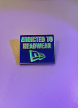 Cargar imagen en el visor de la galería, Pin Addicted To Headwear New Era Azul/Glow In The Dark
