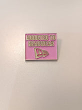 Cargar imagen en el visor de la galería, Pin Addicted To Headwear New Era Script Rosa/Glow In The Dark
