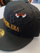 Cargar imagen en el visor de la galería, Pin New Era Script Mickey Hands Rojo
