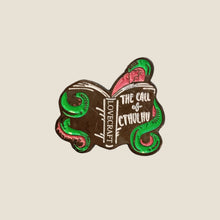 Cargar imagen en el visor de la galería, Pin Libro Cthulhu
