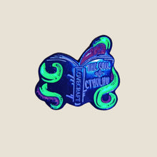 Cargar imagen en el visor de la galería, Pin Libro Cthulhu
