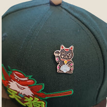 Cargar imagen en el visor de la galería, Pin Gato de la Fortuna Tradicional
