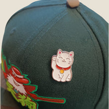 Cargar imagen en el visor de la galería, Pin Gato de la fortuna kawai
