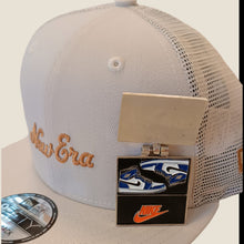 Cargar imagen en el visor de la galería, Pin Sneaker Box J1 Royal
