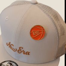 Cargar imagen en el visor de la galería, Pin Balón New Era Basquet Orange
