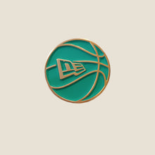 Cargar imagen en el visor de la galería, Pin Balón New Era Basquet Green
