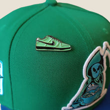 Cargar imagen en el visor de la galería, Pin Dunk Low Bellota

