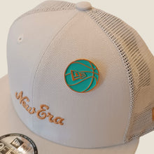 Cargar imagen en el visor de la galería, Pin Balón New Era Basquet Green
