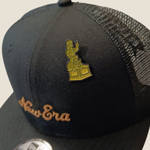 Cargar imagen en el visor de la galería, Pin Estatua de Jebediah Springfield
