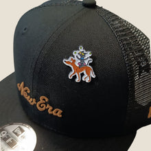Cargar imagen en el visor de la galería, Pin Huesos y Bola de Nieve
