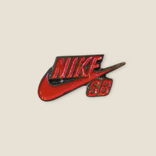 Cargar imagen en el visor de la galería, Pin Nike SB Rojo
