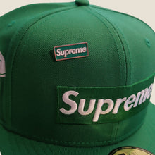 Cargar imagen en el visor de la galería, Pin Supreme Box Logo Verde
