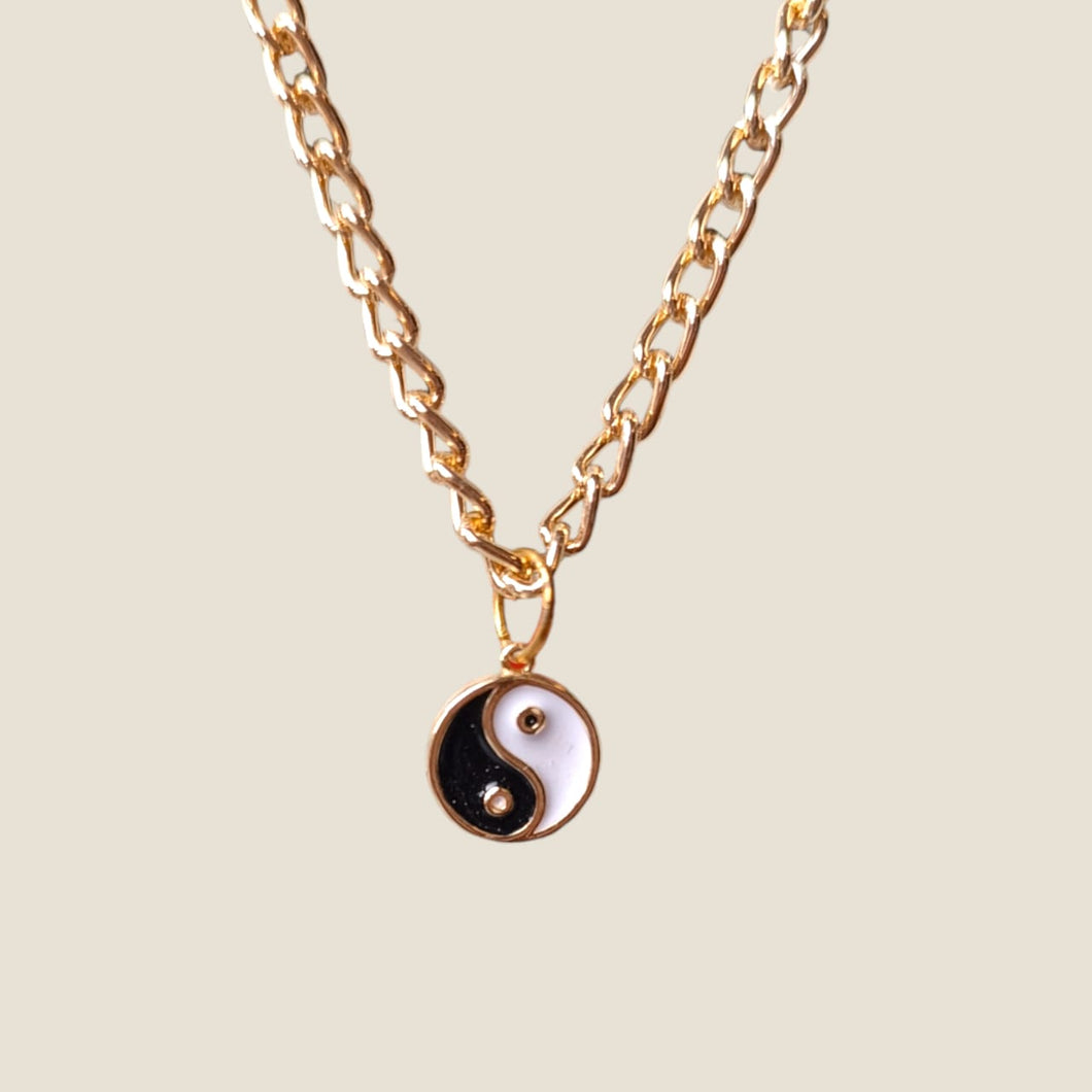 Pin con cadena Yin y Yang