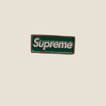 Cargar imagen en el visor de la galería, Pin Supreme Box Logo Verde
