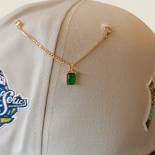 Cargar imagen en el visor de la galería, Pin con cadena Cuban Verde chico
