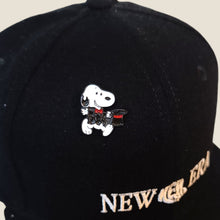 Cargar imagen en el visor de la galería, Pin Snoopy Mago
