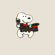 Cargar imagen en el visor de la galería, Pin Snoopy Mago
