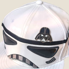 Cargar imagen en el visor de la galería, Pin Casco Darth Vader
