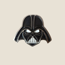 Cargar imagen en el visor de la galería, Pin Casco Darth Vader
