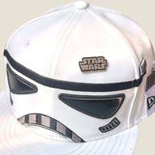 Cargar imagen en el visor de la galería, Pin Star Wars Logo Negro
