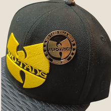 Cargar imagen en el visor de la galería, Pin Wu Tang Killa Bees Gold
