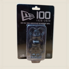 Cargar imagen en el visor de la galería, Bear Brick x New Era 100 años
