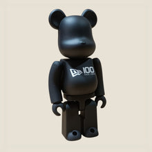 Cargar imagen en el visor de la galería, Bear Brick x New Era 100 años

