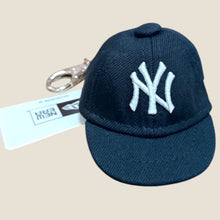 Cargar imagen en el visor de la galería, Keychan mini cap Yankees
