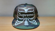 Cargar imagen en el visor de la galería, 59Fifty Supreme Bones Box Logo Camo
