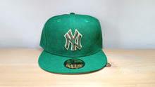 Cargar imagen en el visor de la galería, 59Fifty New York Yankees ST Patrick Day 2025
