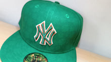 Cargar imagen en el visor de la galería, 59Fifty New York Yankees ST Patrick Day 2025
