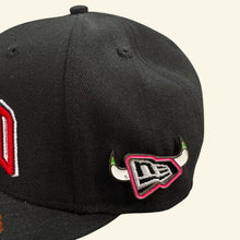 Cargar imagen en el visor de la galería, Pin Contorno Bulls Neon Rosa/Verde
