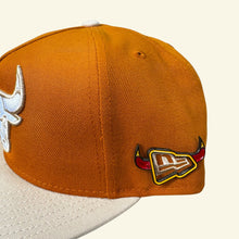 Cargar imagen en el visor de la galería, Pin Contorno Bulls Amarillo/Rojo
