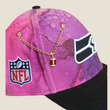 Cargar imagen en el visor de la galería, Pin con cadena balón de fútbol americano 🏈
