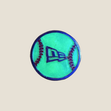 Cargar imagen en el visor de la galería, Pin Pelota New Era Glow In The Dark
