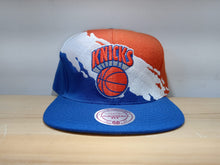 Cargar imagen en el visor de la galería, Gorra KNICKS MITCHELL &amp; NESS snapback
