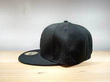 Cargar imagen en el visor de la galería, RED SOX BOSTON TRIPLE BLACK MLB 5950
