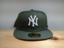 Cargar imagen en el visor de la galería, Gorra New York Yankees League Essential Olive 5950
