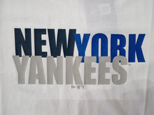 Cargar imagen en el visor de la galería, Playera New York Yankees Colour Block Wordmark White
