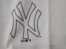 Cargar imagen en el visor de la galería, Playera New York Yankees Colour Block Wordmark White
