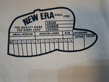 Cargar imagen en el visor de la galería, Playera New Era Cap Size logo
