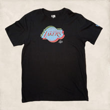 Cargar imagen en el visor de la galería, Playera New Era Los Angeles Lakers hombre
