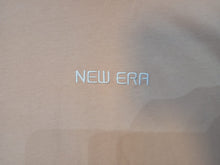 Cargar imagen en el visor de la galería, Playera New Era Scrip color Salmon
