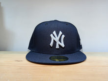 Cargar imagen en el visor de la galería, 59Fifty New York Yankees Basic Navy

