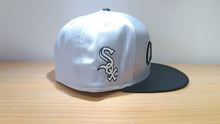 Cargar imagen en el visor de la galería, 59Fifty Chicago White Sox Satín Gris
