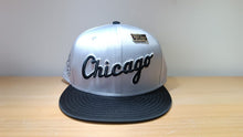 Cargar imagen en el visor de la galería, 59Fifty Chicago White Sox Satín Gris
